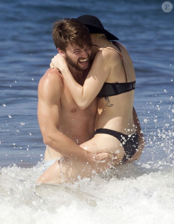 Exclusif - Miley Cyrus et son petit ami Patrick Schwarzenegger,sur la plage de Maui, le 21 janvier 2015.