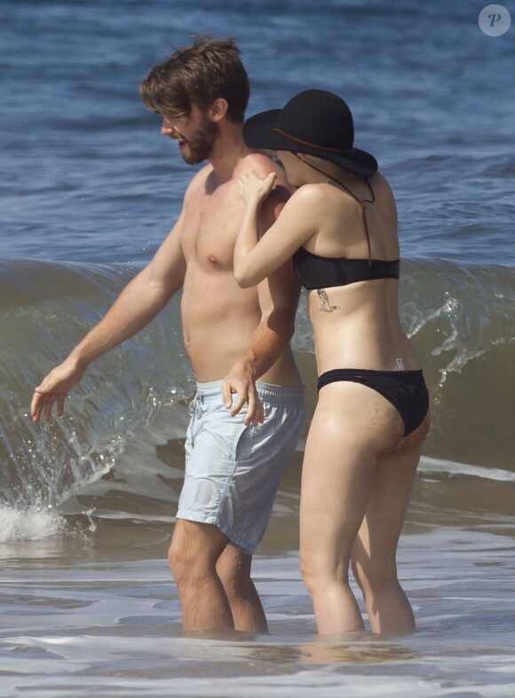 Exclusif - Miley Cyrus et son petit ami Patrick Schwarzenegger s'amusent sur la plage de Maui, le 21 janvier 2015.