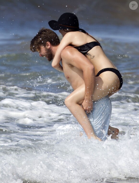 Exclusif - Miley Cyrus et son petit ami Patrick Schwarzenegger s'amusent sur la plage de Maui, le 21 janvier 2015.