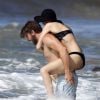 Exclusif - Miley Cyrus et son petit ami Patrick Schwarzenegger s'amusent sur la plage de Maui, le 21 janvier 2015.