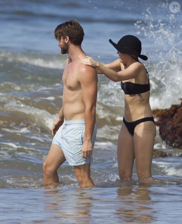 Exclusif - Miley Cyrus et son petit ami Patrick Schwarzenegger s'amusent sur la plage de Maui, le 21 janvier 2015.