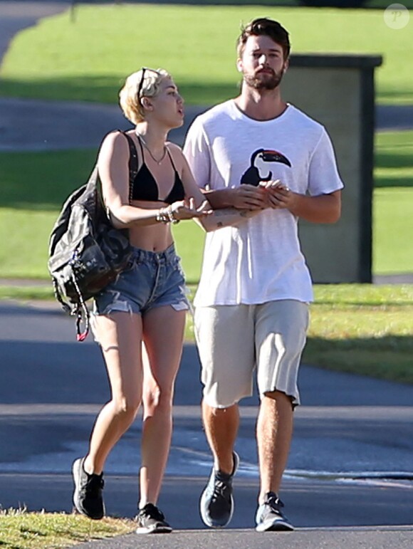 Exclusif - Miley Cyrus et son petit ami Patrick Schwarzenegger, en vacances à Hawaï, se rendent sur la plage de Maui, le 21 janvier 2015.