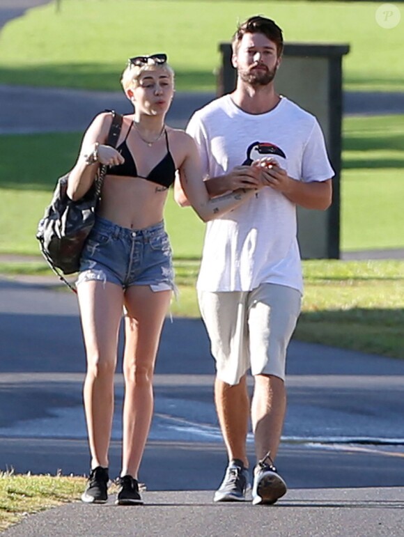 Exclusif - Miley Cyrus et son petit ami Patrick Schwarzenegger, en vacances à Hawaï, se rendent sur la plage de Maui, le 21 janvier 2015.