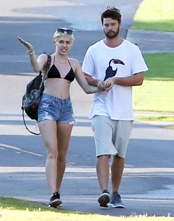 Exclusif - Miley Cyrus et son petit ami Patrick Schwarzenegger, en vacances à Hawaï, se rendent sur la plage de Maui, le 21 janvier 2015.