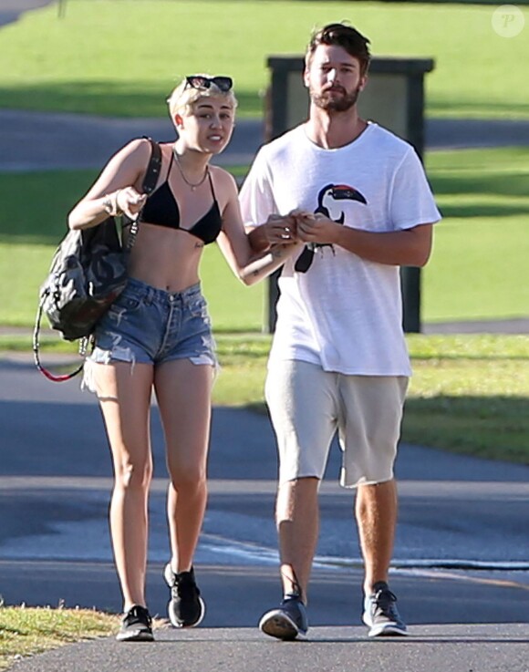 Exclusif - Miley Cyrus et son petit ami Patrick Schwarzenegger, en vacances à Hawaï, se rendent sur la plage de Maui, le 21 janvier 2015.
