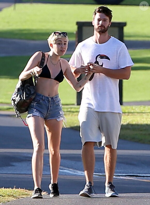 Exclusif - Miley Cyrus et son petit ami Patrick Schwarzenegger, en vacances à Hawaï, se rendent sur la plage de Maui, le 21 janvier 2015.