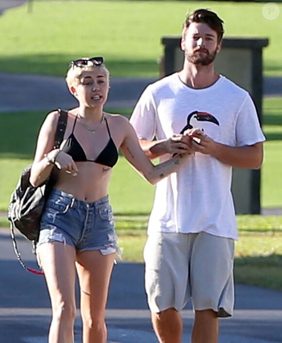 Exclusif - Miley Cyrus et son petit ami Patrick Schwarzenegger, en vacances à Hawaï, se rendent sur la plage de Maui, le 21 janvier 2015.