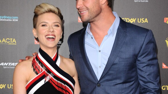 Scarlett Johansson dévoile une nouvelle coupe au côté du beau Chris Hemsworth