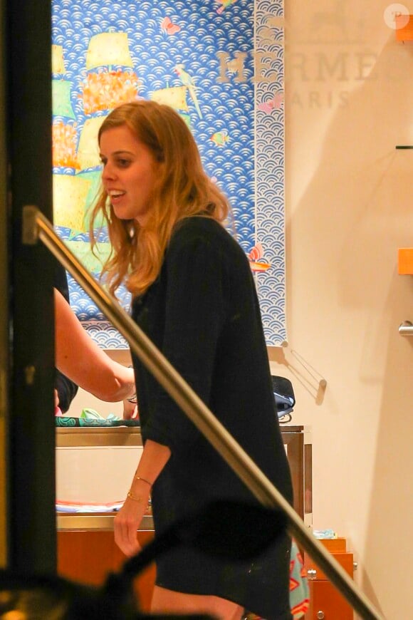 La princesse Beatrice d'York achète du parfum chez Hermès lors de ses vacances à Saint-Barthélémy, le 22 janvier 2015