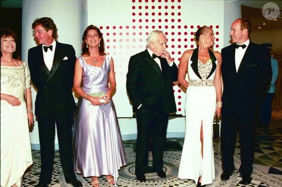Caroline de Hanovre, le prince Rainier, Stéphanie et Albert de Monaco au Bal de la Croix-Rouge, le 4 août 2000.