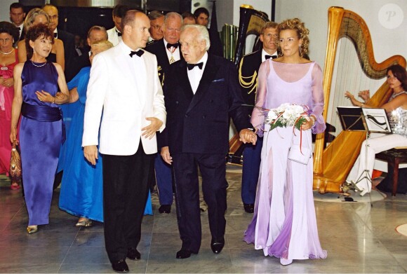 Le prince Rainier, Stéphanie et Albert de Monaco au Bal de la Croix-Rouge, le 3 août 2001.