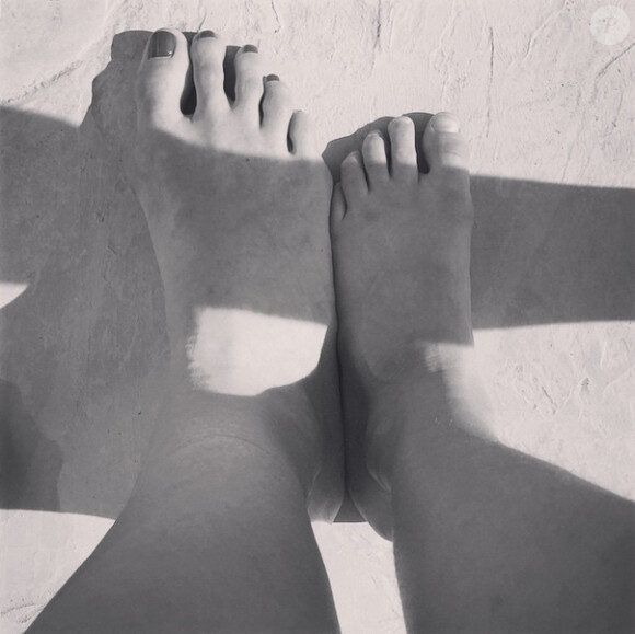 Le 1er février 2015, Katie Holmes poste une photo de son pied à côté de celui de sa fille Suri Cruise avec comme légende "Happy Sunday !"