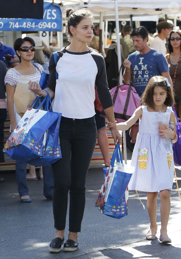 Katie Holmes (espadrilles Chanel) et sa fille Suri au Farmers Market à Calabasas, le 11 octobre 2014. 