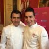 Ludovic Turac est très fier d'avoir reçu une étoile au Guide Michelin. C'est le plus jeune primé cette année puisqu'il n'a que 25 ans. Il prend ici la pose aux côtés du grand Yannick Alléno. Janvier 2015.