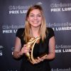 Exclusif - Louane Emera avec son prix (révélation féminine pour La Famille Bélier) lors de la 20e cérémonie des Prix Lumières à l'espace Pierre Cardin à Paris, le 2 février 2015. 