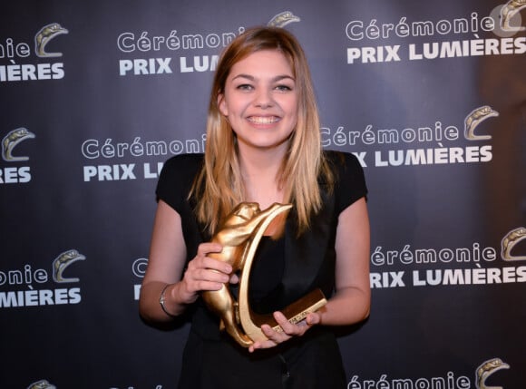 Exclusif - Louane Emera avec son prix (révélation féminine pour La Famille Bélier) lors de la 20e cérémonie des Prix Lumières à l'espace Pierre Cardin à Paris, le 2 février 2015. 