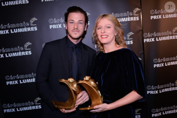 Exclusif - Gaspard Ulliel, Karin Viard - bijoux Van Cleef - avec leurs prix (meilleurs acteur et actrice) lors de la 20e cérémonie des Prix Lumières à l'espace Pierre Cardin à Paris, le 2 février 2015. 
