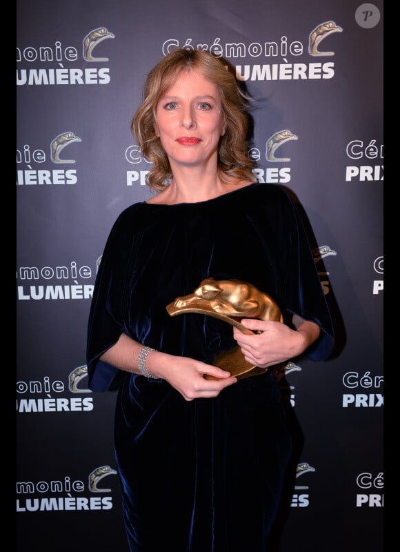 Exclusif - Karin Viard - bijoux Van cleef , et avec son prix de meilleure actrice lors de la 20e cérémonie des Prix Lumières à l'espace Pierre Cardin à Paris, le 2 février 2015. 