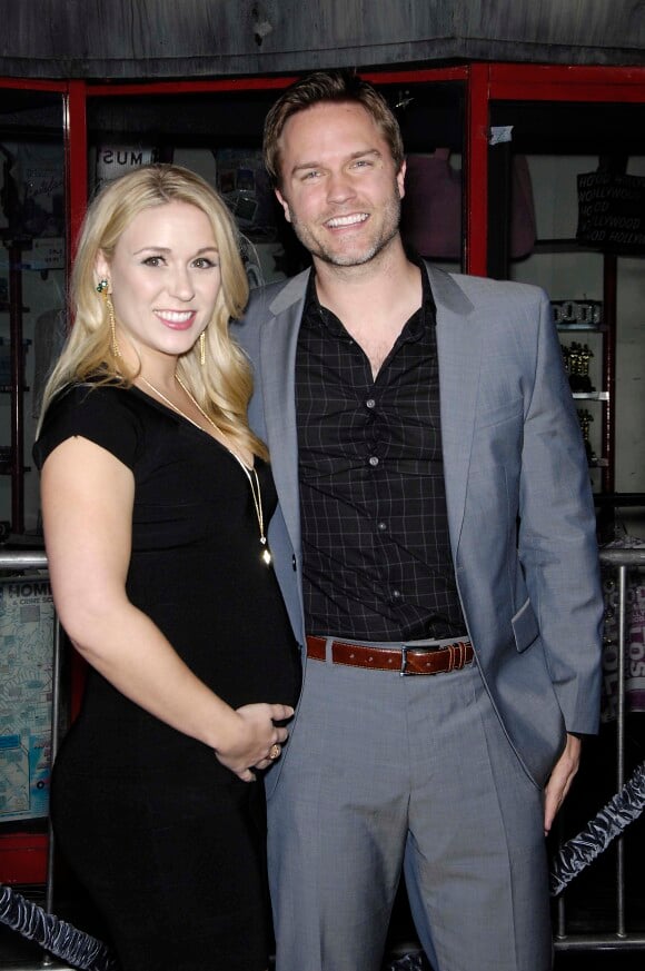 Kelsey Mayfield (enceinte) et son mari Scott Porter à la Première du film "Jupiter : Le destin de l'Univers" à Los Angeles. Le 2 février 2015