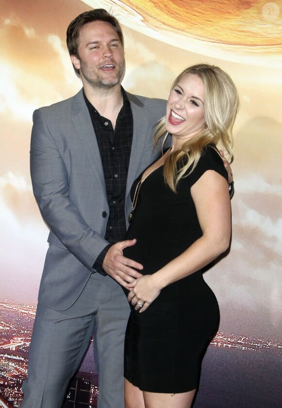 Scott Porter et sa femme Kelsey Mayfield à la première du film "Jupiter Ascending" à Hollywood, le 2 février dernier 