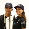 Lewis Hamilton prend la pose avec son trophée de champion du monde au côté de sa belle Nicole Scherzinger, le 24 novembre 2014