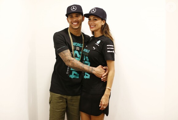 Lewis Hamilton prend la pose au côté de sa belle Nicole Scherzinger, le 24 novembre 2014