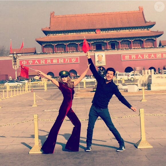 Exclusif - Vincent Niclo et Arielle Dombasle, portant une casquette d'officier de l'Armée Rouge pour rendre hommage au sublime ballet de l'Armée Rouge, sur la place Tian'anmen. À Pékin, le 27 janvier 2015.
