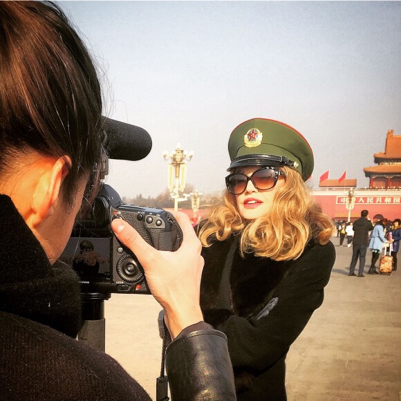 Exclusif - Arielle Dombasle portant une casquette d'officier de l'Armée Rouge pour rendre hommage au sublime ballet de l'Armée Rouge sur la place Tian'anmen. À Pékin, le 27 janvier 2015.