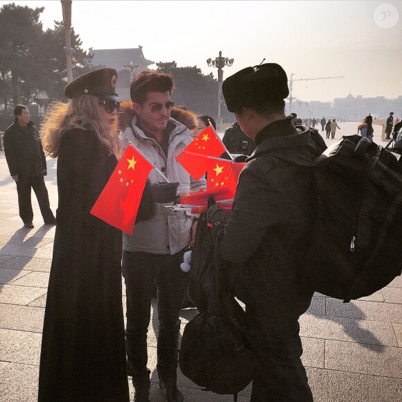 Exclusif - Vibcent Niclo et Arielle Dombasle portant une casquette d'officier de l'Armée Rouge pour rendre hommage au sublime ballet de l'Armée Rouge sur la place Tian'anmen. À Pékin, le 27 janvier 2015.