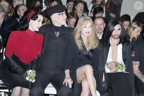 Dita Von Teese, Ali Mahdavi, Arielle Dombasle et Conchita Wurst - Défilé de mode "Jean Paul Gaultier", collection Haute Couture printemps-été 2015, à Paris. Le 28 janvier 2015.