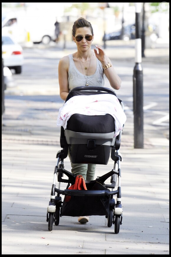 Rachel Stevens fait une balade avec sa fille Amelie dans Primrose Hill, le 19 avril 2011