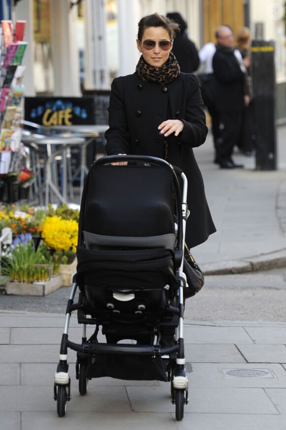 Rachel Stevens fait une balade avec sa fille Amelie dans les rues de Londres le 3 mars 2011 