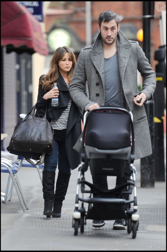 Rachel Stevens et son mari Alex Bourne font du shopping chez Petit Bateau, le 6 février 2011 