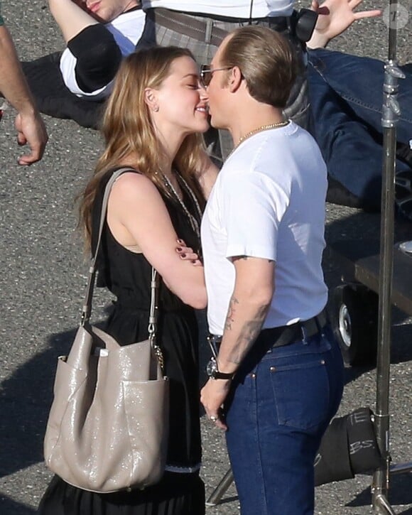 Johnny Depp échange un baiser fougueux avec sa fiancée Amber Heard sur le tournage du film "Black Mass" à Boston, le 2 juin 2014.