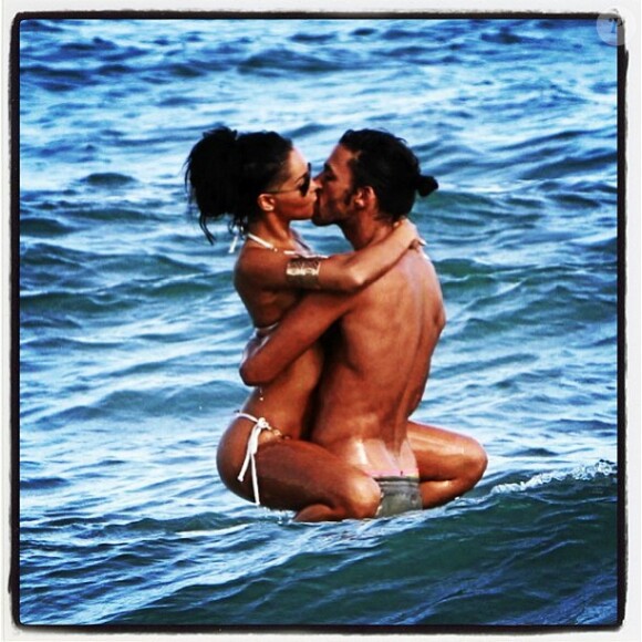 Nabilla et Thomas s'embrassent torridement à Miami, photo dévoilée par Nabilla sur son Instagram