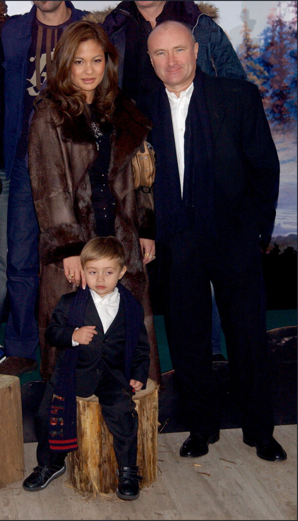 Phil Collins, son ex-femme Orianne et leur fils Nich le 17 janvier 2004 à Paris à l'occasion de l'avant-première de Frère des ours au POPB