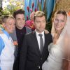 Le chanteur Lance Bass (ancien membre du boys band 'N SYNC) et son époux Michael Turchin ont assisté au mariage de 70 couples  homos et hétéros à Fort Lauderdale, le 5 février 2015. L'événement était organisé pour célébrer le passage de la loi sur le mariage sur tous en Floride.