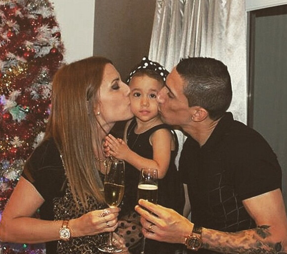 <p>Angel Di Maria avec sa femme Jorgelina et leur fille Mia - 2014</p>