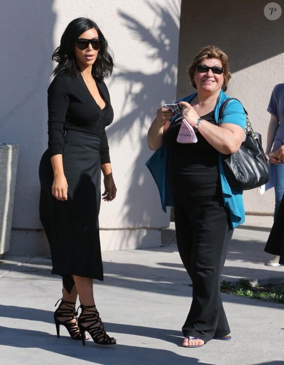 La star Kim Kardashian et sa mère Kris Jenner à la sortie des bureaux DMV à Thousand Oaks le 6 février 2015. 