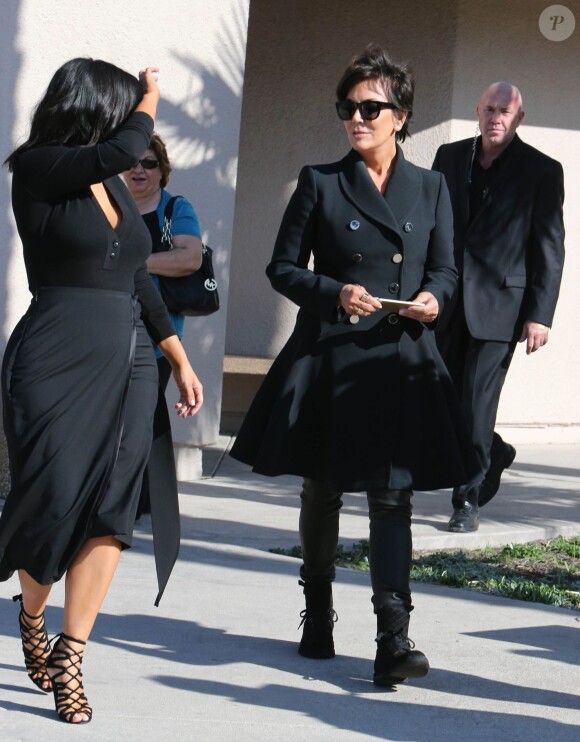 Kim Kardashian et sa mère Kris Jenner à la sortie des bureaux DMV à Thousand Oaks le 6 février 2015.