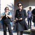  Kim Kardashian et sa m&egrave;re Kris Jenner &agrave; la sortie des bureaux DMV &agrave; Thousand Oaks le 6 f&eacute;vrier 2015. 