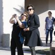  Kim Kardashian et sa m&egrave;re Kris Jenner &agrave; la sortie des bureaux DMV &agrave; Thousand Oaks le 6 f&eacute;vrier 2015.&nbsp; 