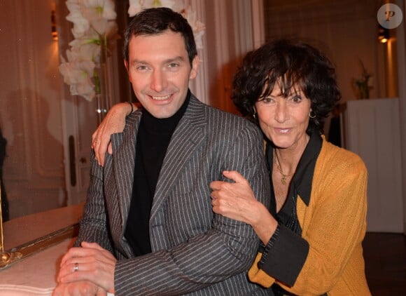 Franck Sémonin et Chrystelle Labaude participent au cocktail pour fêter le 100e épisode de la série Section de recherches et le lancement de la diffusion de la 9e saison, à Paris, le 5 février 2015.