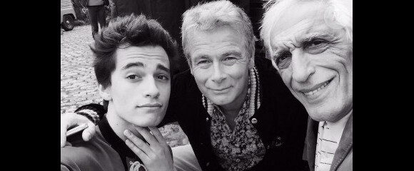 Tom Gaspar Darmon pose avec Franck Dubosc et son grand-père Gérard Darmon sur le tournage de Bis.