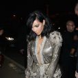 Kim Kardashian arrive à l'aéroport de Los Angeles, habillée de sa robe Jean Paul Gaultier des Grammy Awards. Le 8 janvier 2015.