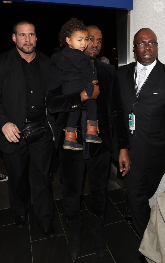 Kanye et North West arrivent à l'aéroport LAX à Los Angeles, à l'issue des Grammy Awards. Le 8 février 2015.