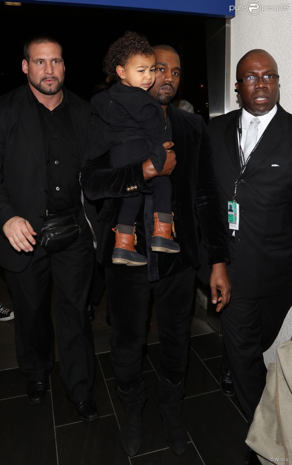 Kanye et North West arrivent à l&#039;aéroport LAX à Los Angeles, à l&#039;issue des Grammy Awards. Le 8 février 2015.