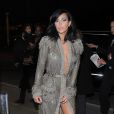 Kim Kardashian arrive à l'aéroport de Los Angeles, habillée de sa robe Jean Paul Gaultier des Grammy Awards. Le 8 janvier 2015.