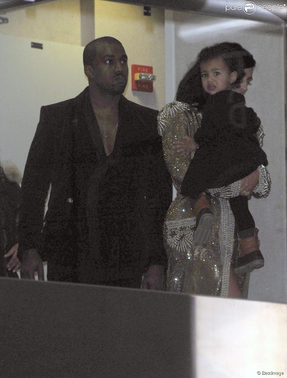 Kim Kardashian, Kanye West et leur fille North arrivent à l&#039;aéroport LAX de Los Angeles. Le 8 février 2015.