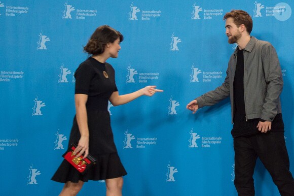 Alessandra Mastronardi, Robert Pattinson - Photocall du film "Life" lors du 65e festival international du film de Berlin (Berlinale 2015), le 9 février 2015.